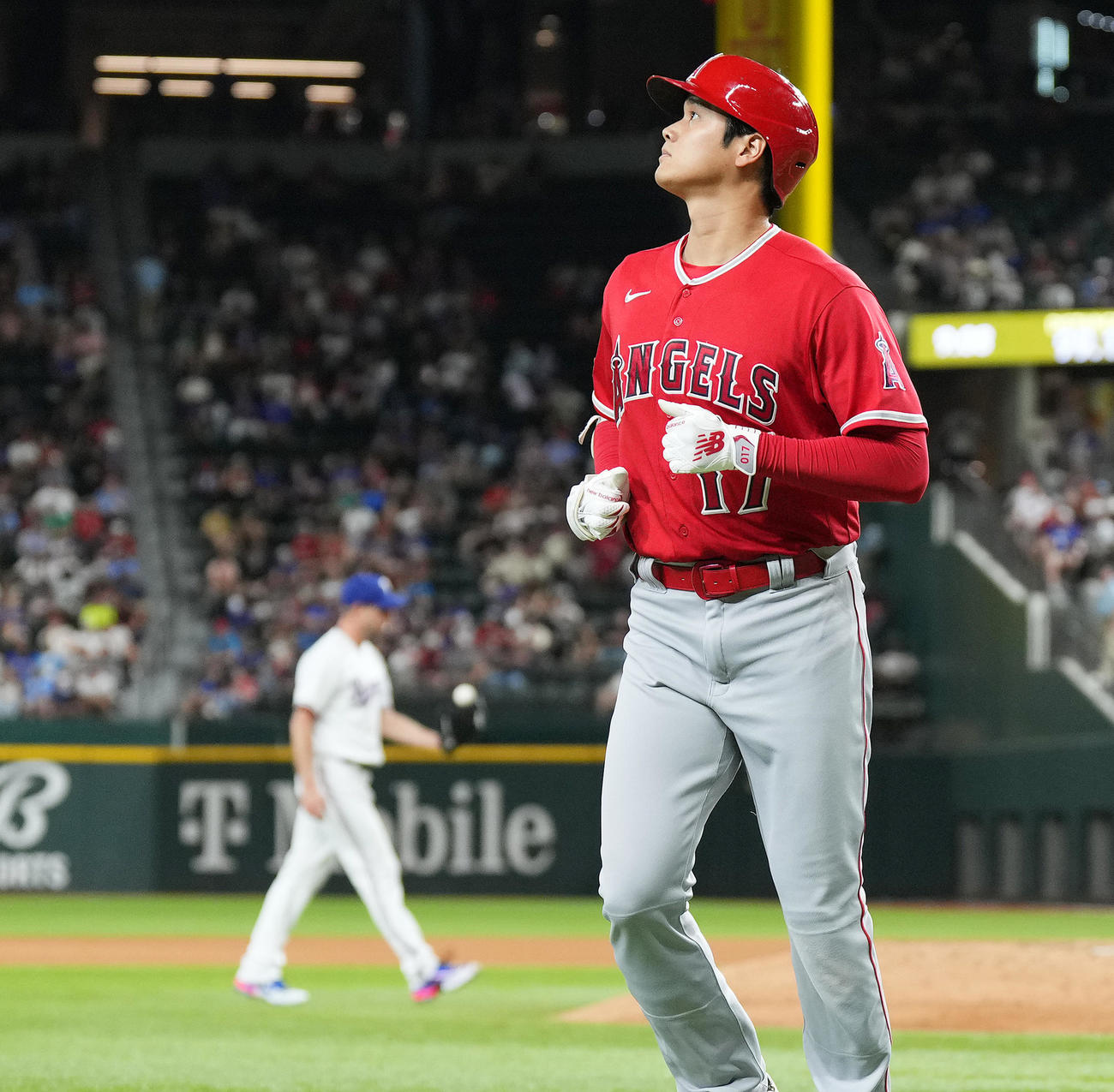 2023年8月14日の試合の7回、シャーザー（左）の前に三飛に倒れる大谷（撮影・菅敏）