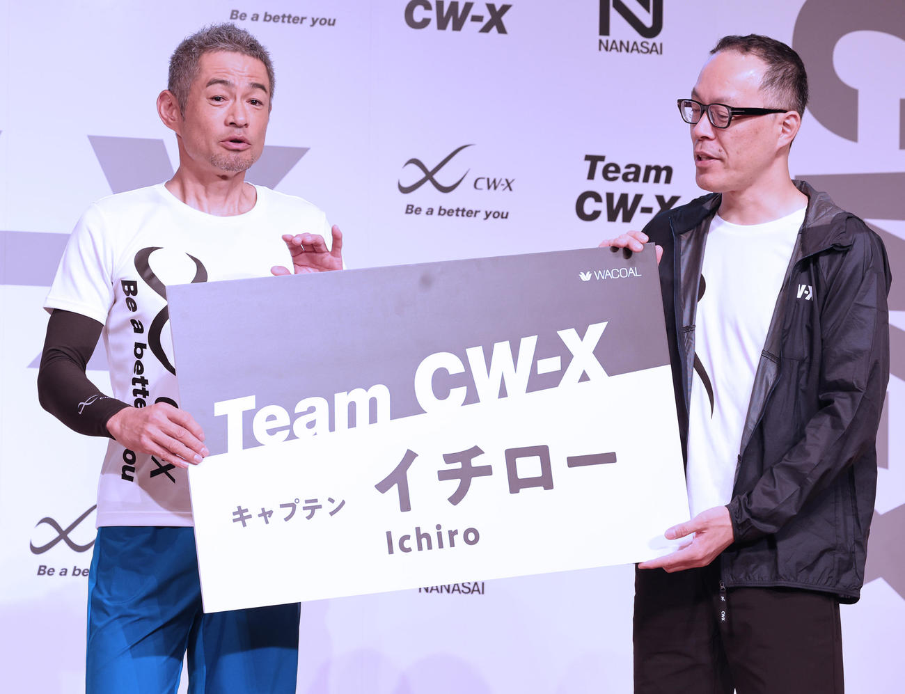 ワコール「Team CWX」発足キャプテン就任記念発表会に登場し、川西社長（右）から名刺を受けとるイチロー氏（撮影・野上伸悟）