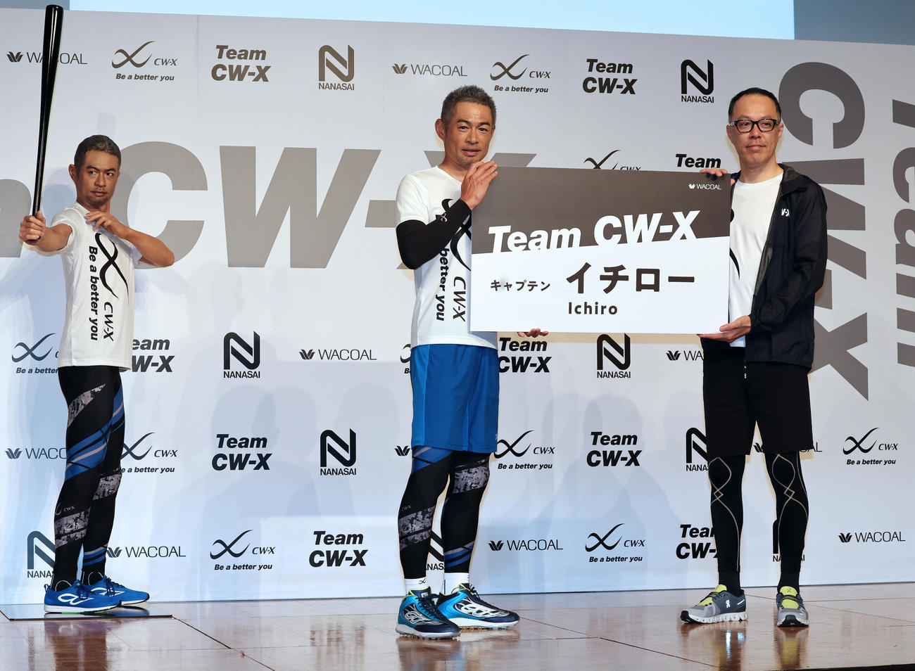 ワコール「Team CWX」発足キャプテン就任記念発表会に登場し、川西社長（右）から名刺を受けとるイチロー氏（撮影・野上伸悟）