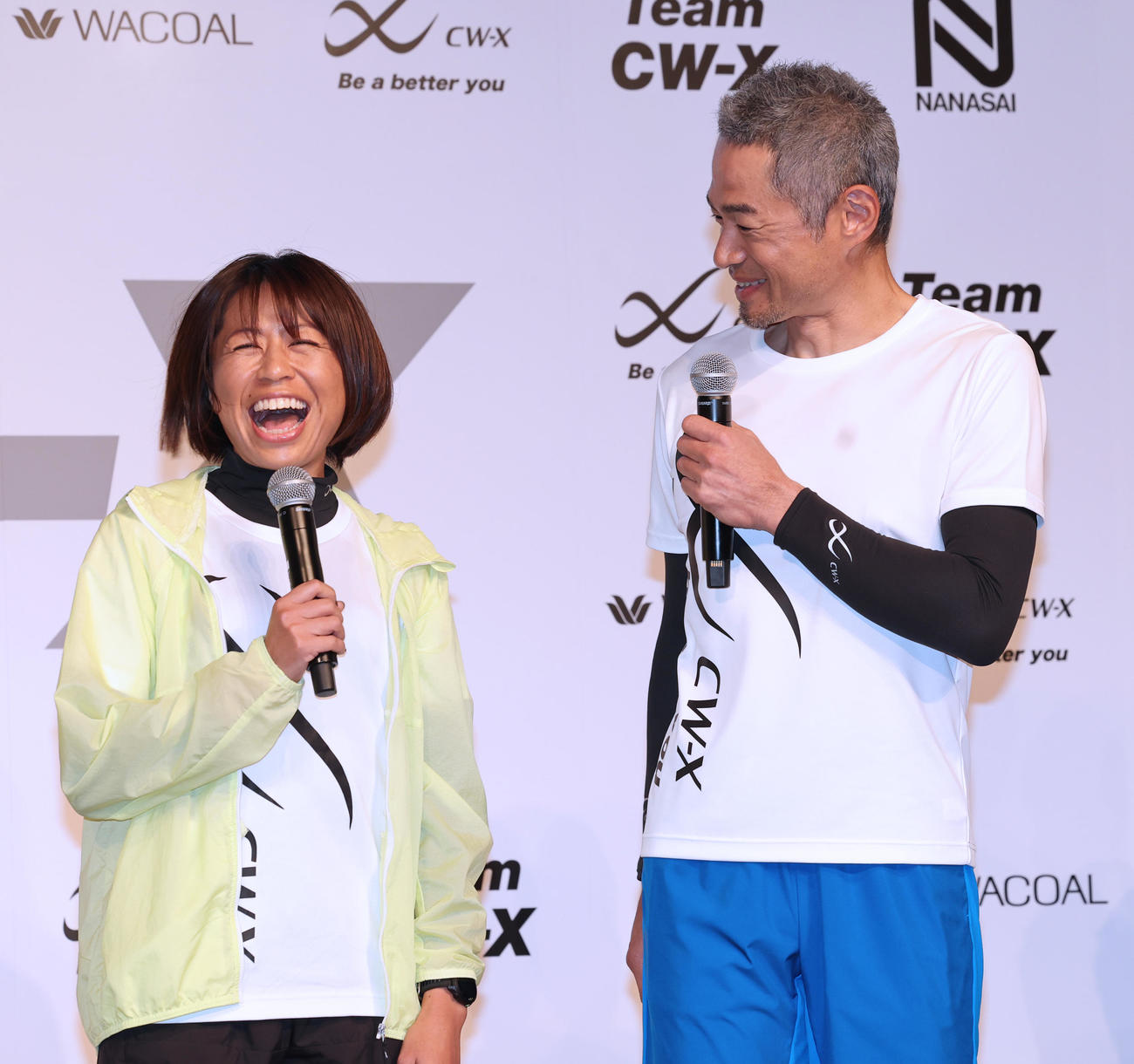 ワコール「Team CW－X」発足キャプテン就任記念発表会に登場したイチロー氏。左は福士加代子＝（撮影・野上伸悟）