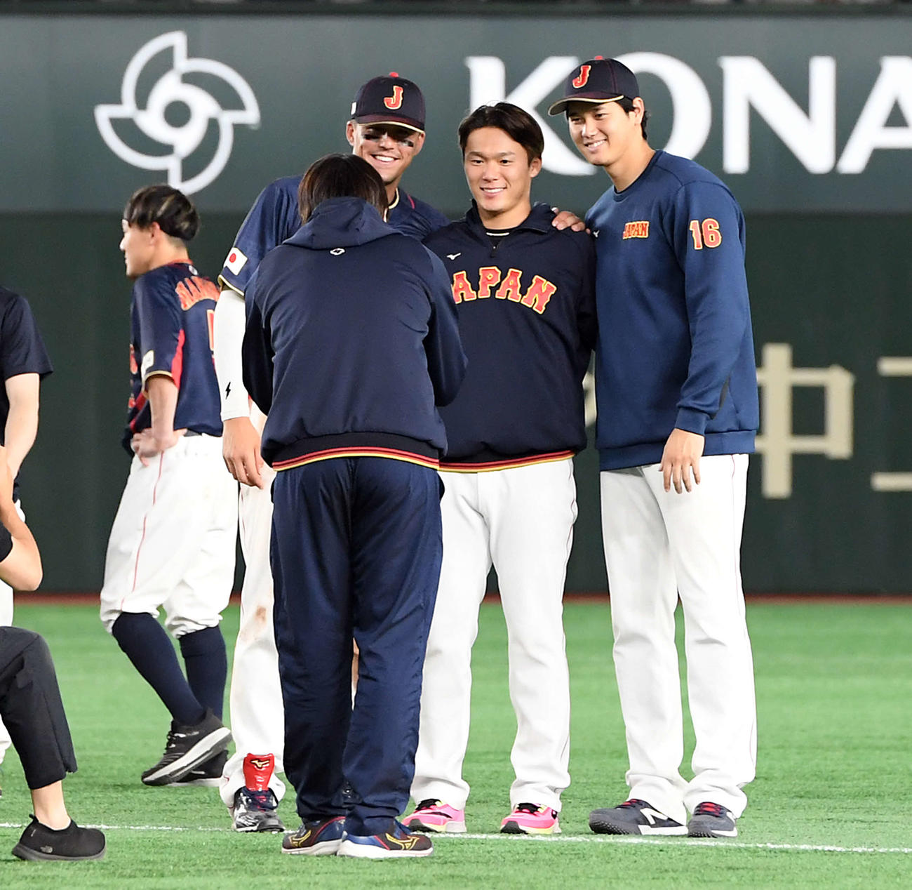 山本由伸（中央）とラーズ・ヌートバー（左）、大谷翔平（2023年3月12日撮影）