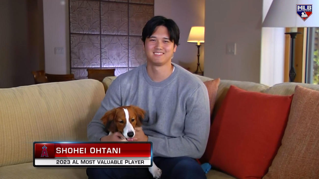 米大リーグ、ア・リーグのMVPに選ばれた大谷翔平。専門局MLBネットワークの番組で犬と「ハイタッチ」した（共同）