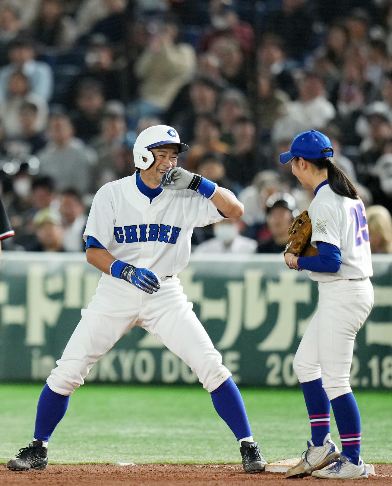 イチロー選抜対高校女子野球選抜　8回裏イチロー選抜2死一、二塁、足を痛めながらも二塁内野安打を放ち笑顔を見せるイチロー氏（左）（撮影・横山健太）