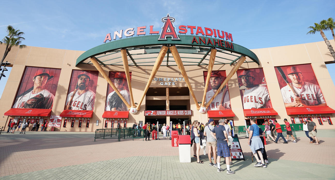 2022年4月25日、エンゼルスタジアムのメインゲートであるホームプレートゲート。特大パネルは左から大谷翔平、アンソニー・レンドン、ノア・シンダーガード、ジャレド・ウォルシュ、デビッド・フレッチャー、マイク・トラウト