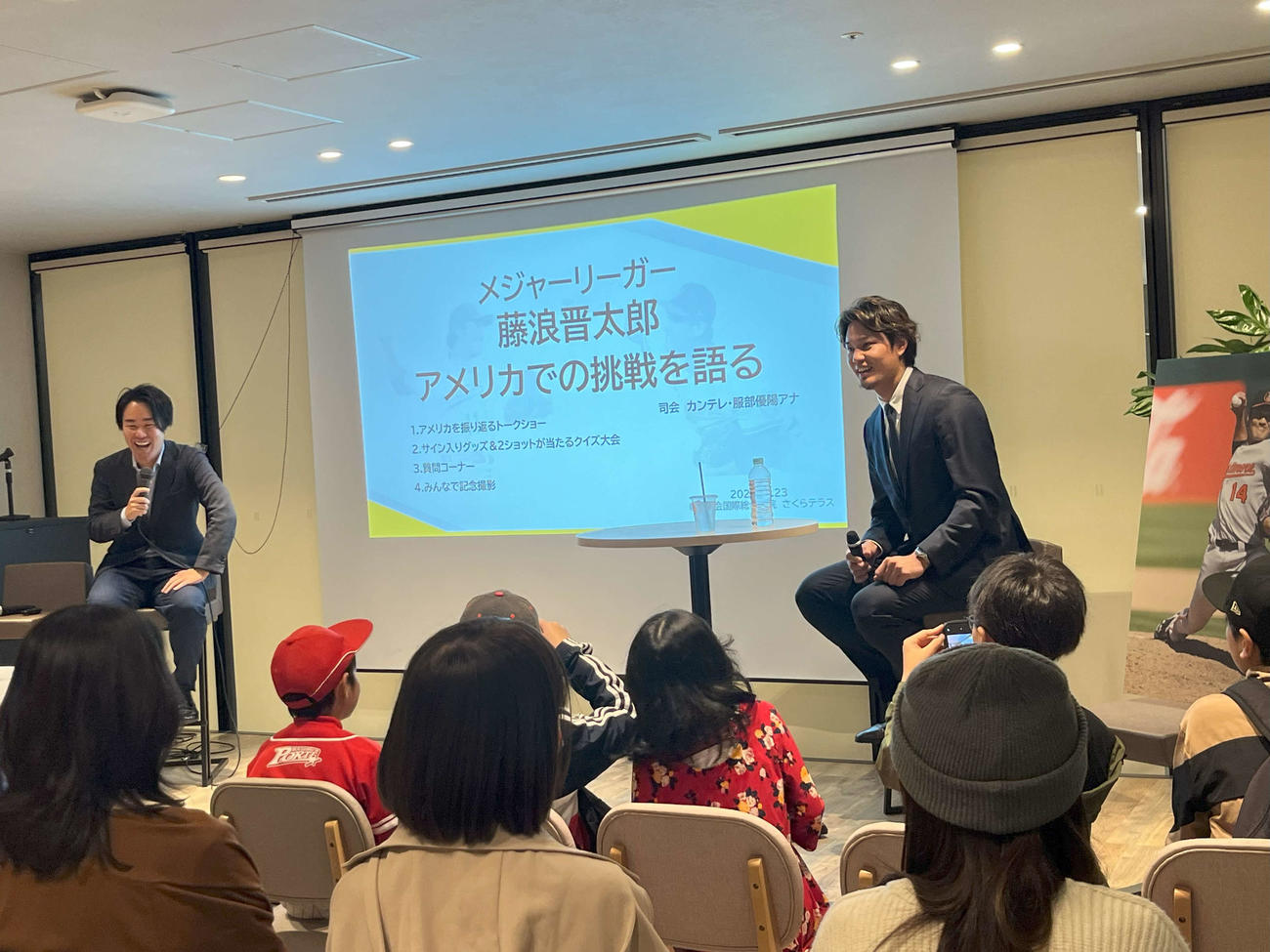 チャリティートークショーに参加した藤浪晋太郎。左は関西テレビ・服部優陽アナウンサー（医療法人医誠会提供写真）