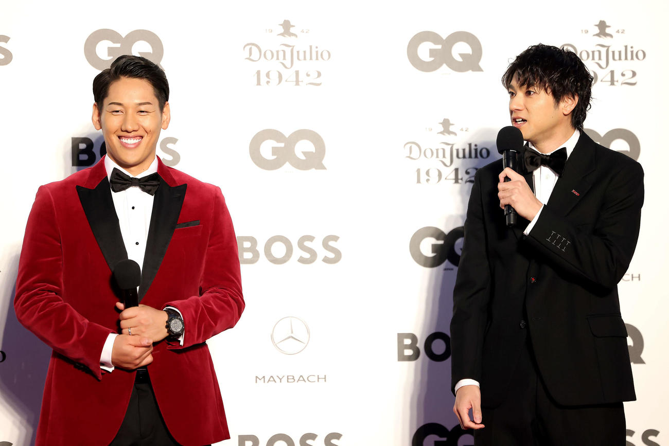 クロストークする吉田正尚（左）と山田裕貴（撮影・河田真司）