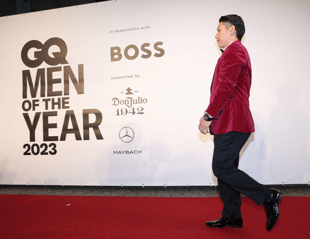 「GQ MEN OF THE YEAR 2023」でレッドカーペットを歩くベスト・ベースボールプレイヤー賞の吉田正尚（撮影・河田真司）