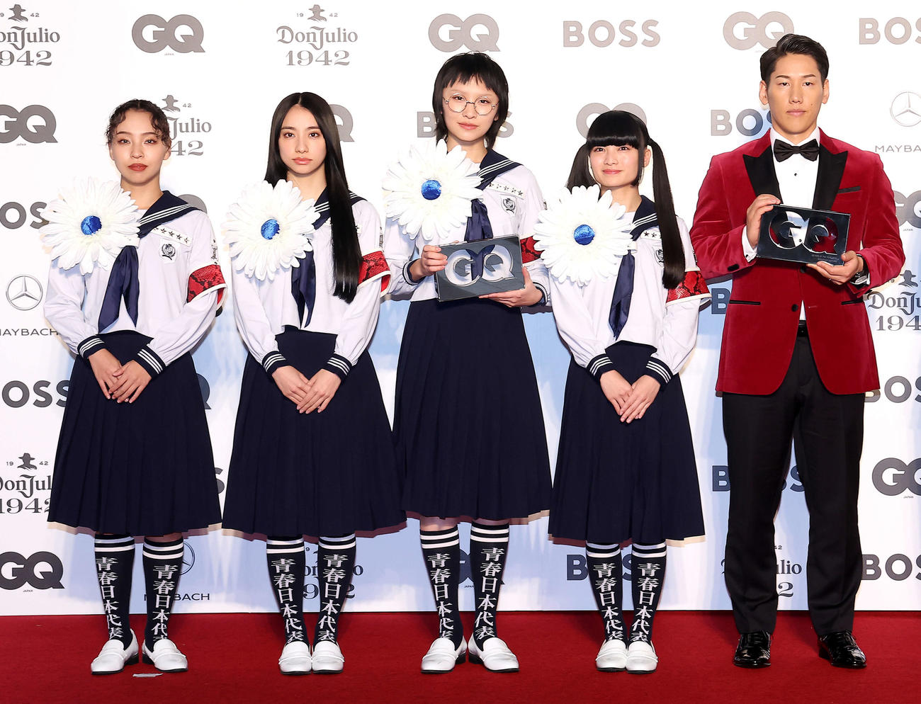 「GQ MEN OF THE YEAR 2023」フォトコールに臨む新しい学校のリーダーズと吉田正尚（右）（撮影・河田真司）