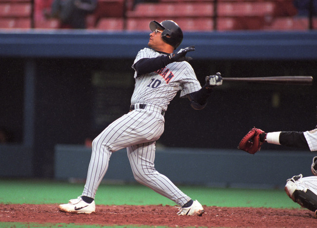 右打席で本塁打を放つ日本ハム・マイカ・フランクリン（1999年4月10日撮影）