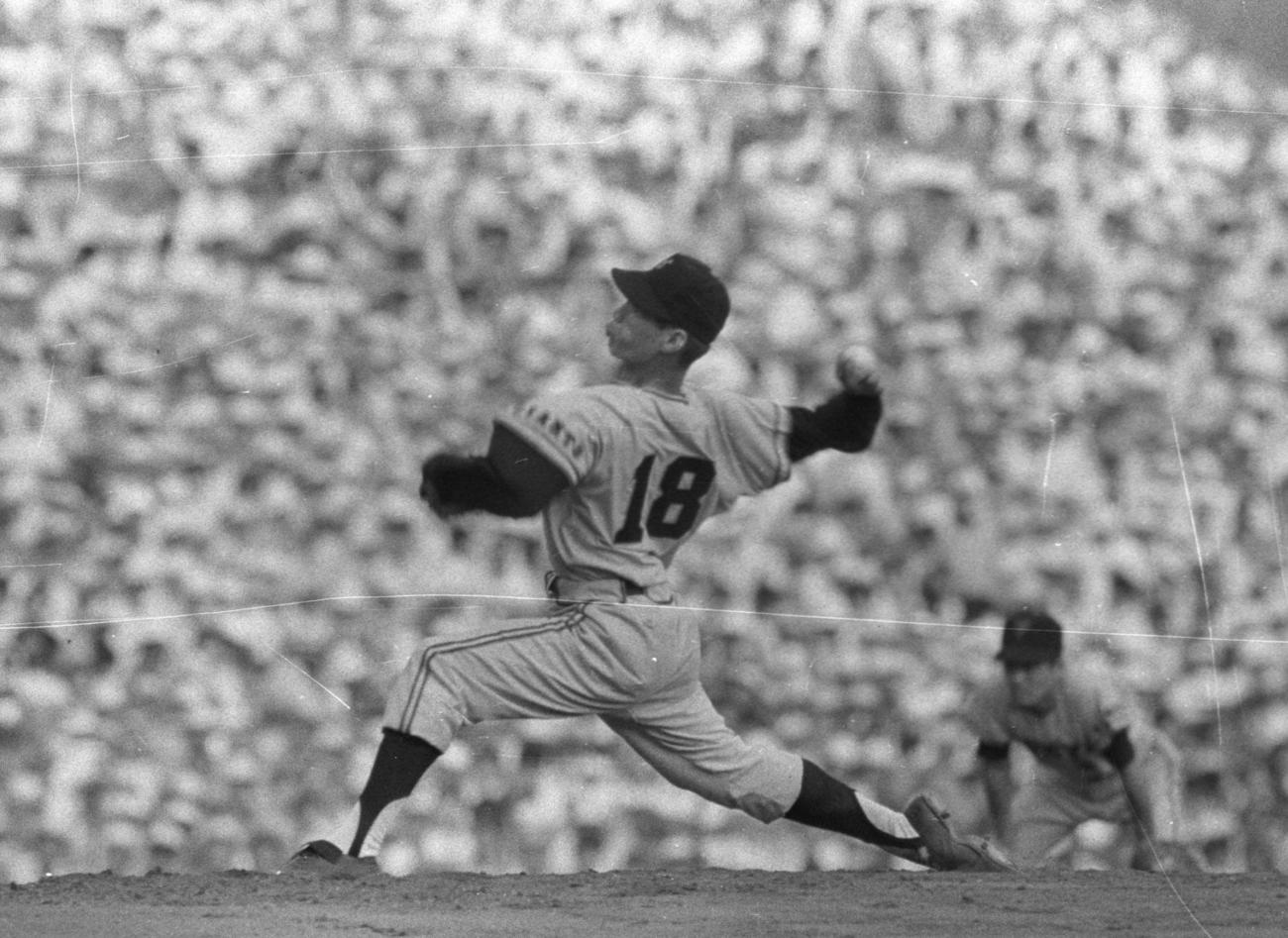 1964年、甲子園球場で投球する藤田元司