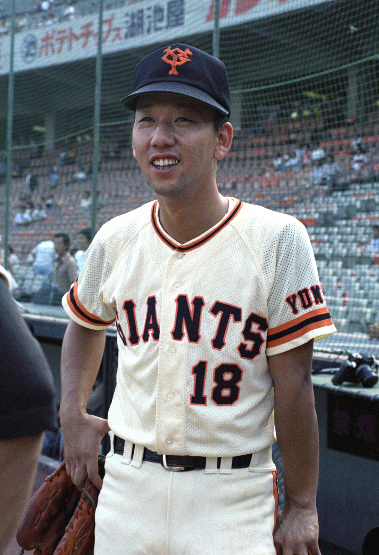 1977年、試合前の練習で笑顔を見せる、巨人の堀内恒夫