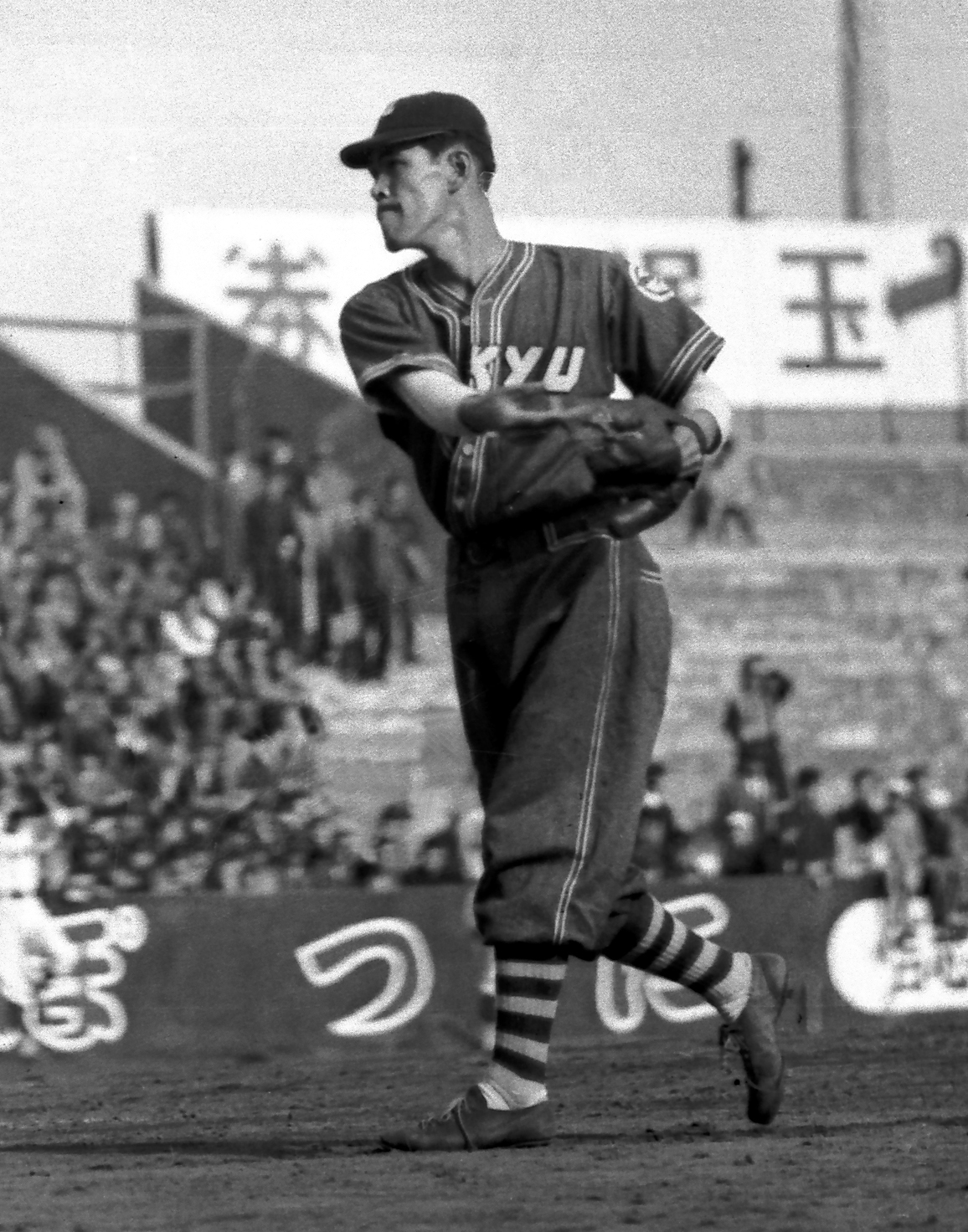 1947年11月、東西対抗で力投する東急フライヤーズ・白木義一郎