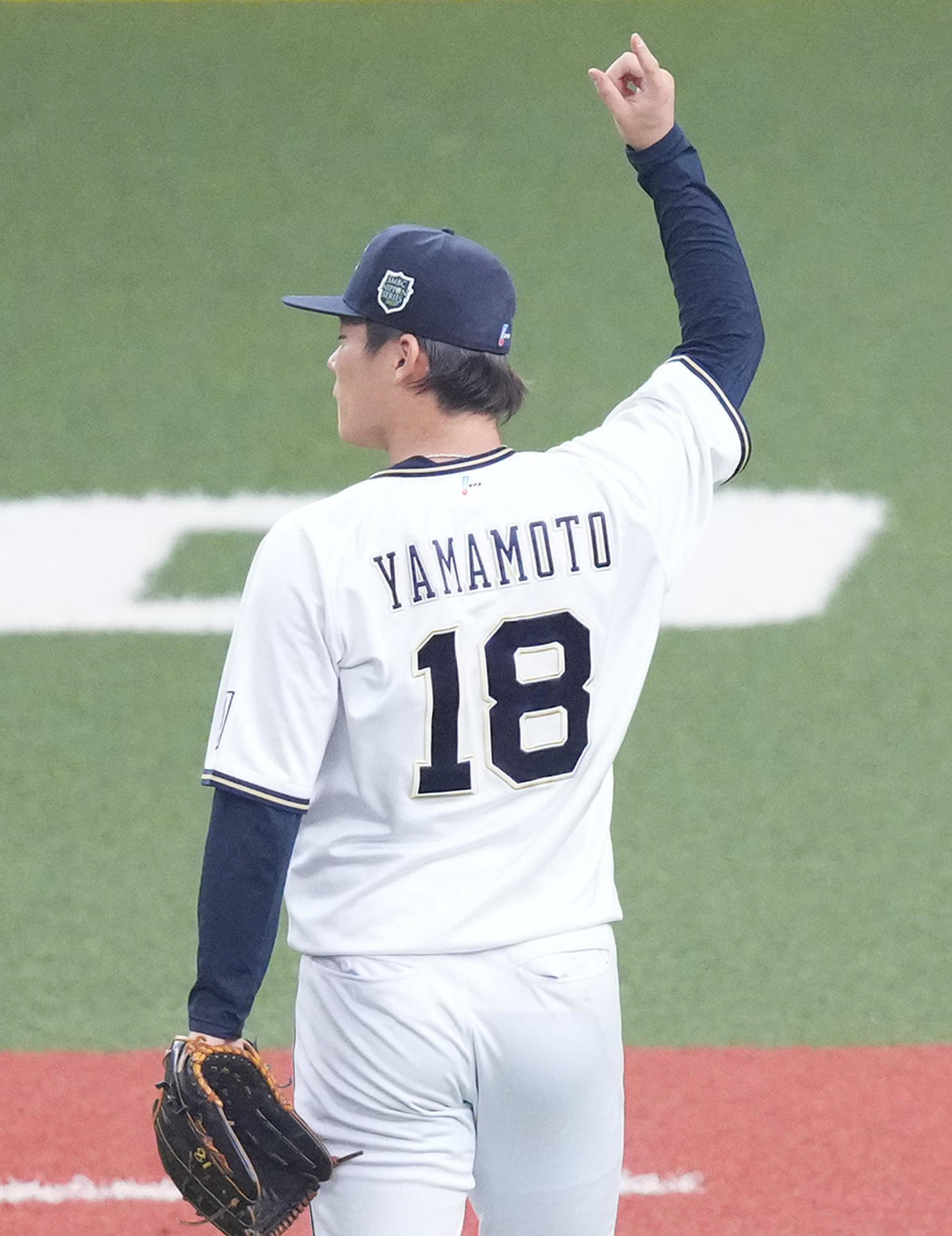 SMBC日本シリーズ2023　第6戦　オリックス対阪神　7回裏阪神2死一、二塁、森下翔太を二飛に打ち取り、ポーズをとる山本由伸（2023年11月4日撮影）