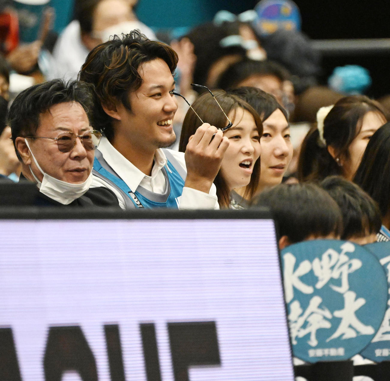 笑顔でBリーグ京都対富山を観戦するオリオールズFAの藤浪（撮影・和賀正仁）