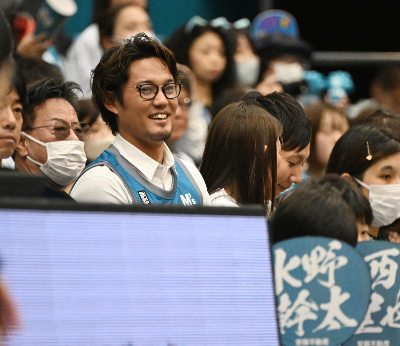 笑顔でBリーグ京都対富山を観戦するオリオールズFAの藤浪（撮影・和賀正仁）