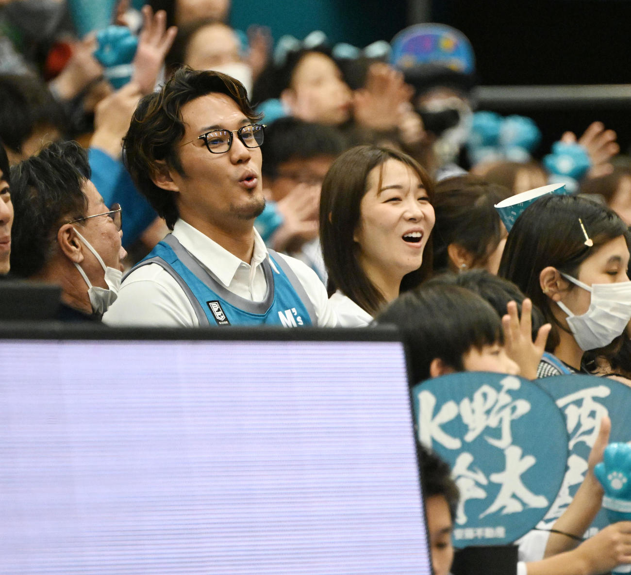 笑顔でBリーグ京都対富山を観戦するオリオールズFAの藤浪（撮影・和賀正仁）