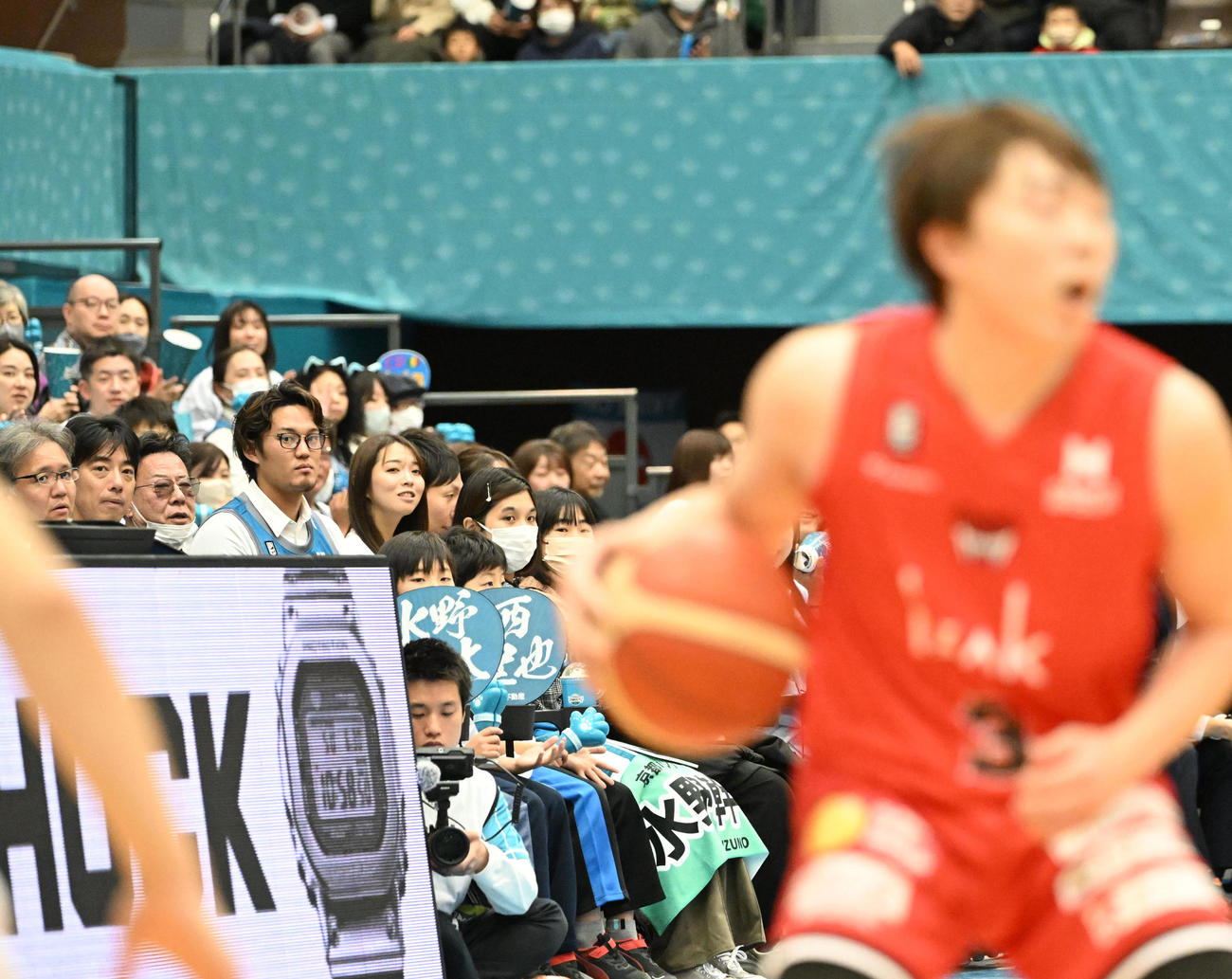Bリーグ京都対富山を観戦するオリオールズの藤浪（撮影・和賀正仁）