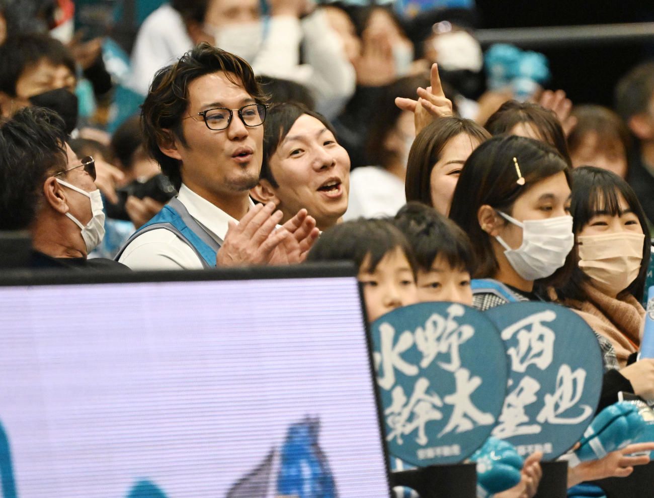 Bリーグを観戦し京都が富山に勝利、笑顔を見せるオリオールズの藤浪（撮影・和賀正仁）