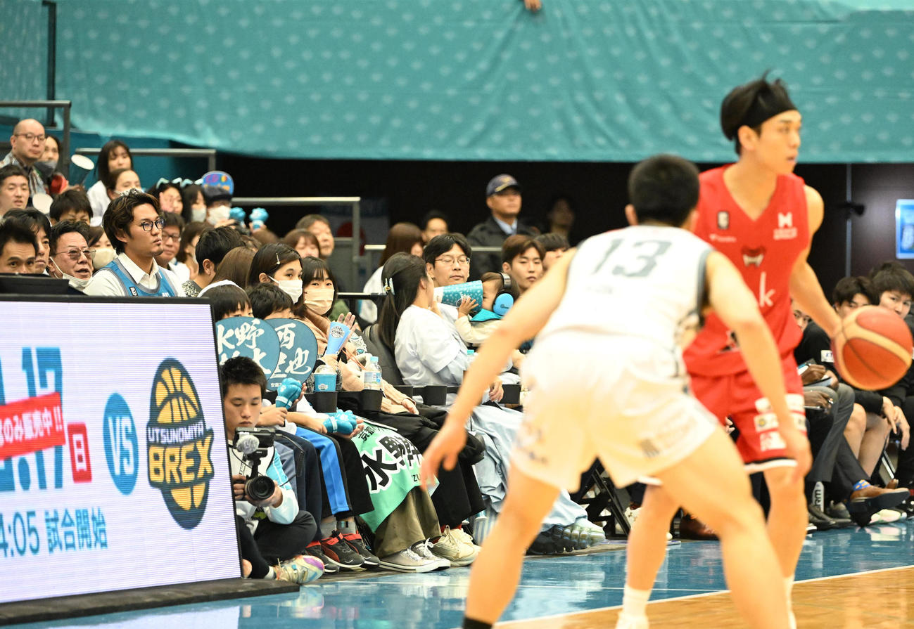 Bリーグ京都対富山を観戦するオリオールズの藤浪（撮影・和賀正仁）
