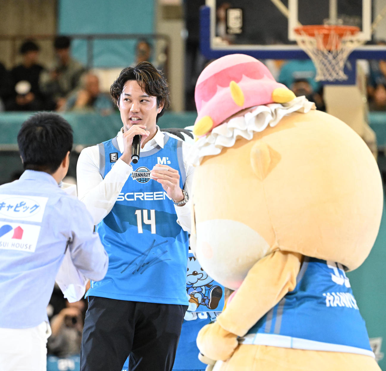 Bリーグ京都対富山を観戦し、ハーフタイムでトークショーをするオリオールズの藤浪（撮影・和賀正仁）