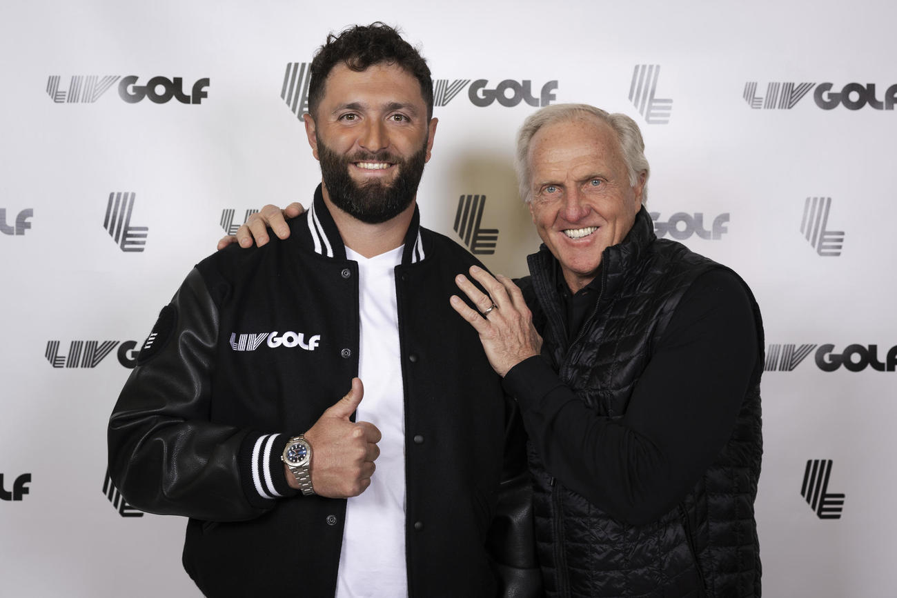 ニューヨークでポーズをとるジョン・ラーム（左）とLIVゴルフコミッショナー兼CEOのグレッグ・ノーマン（AP)