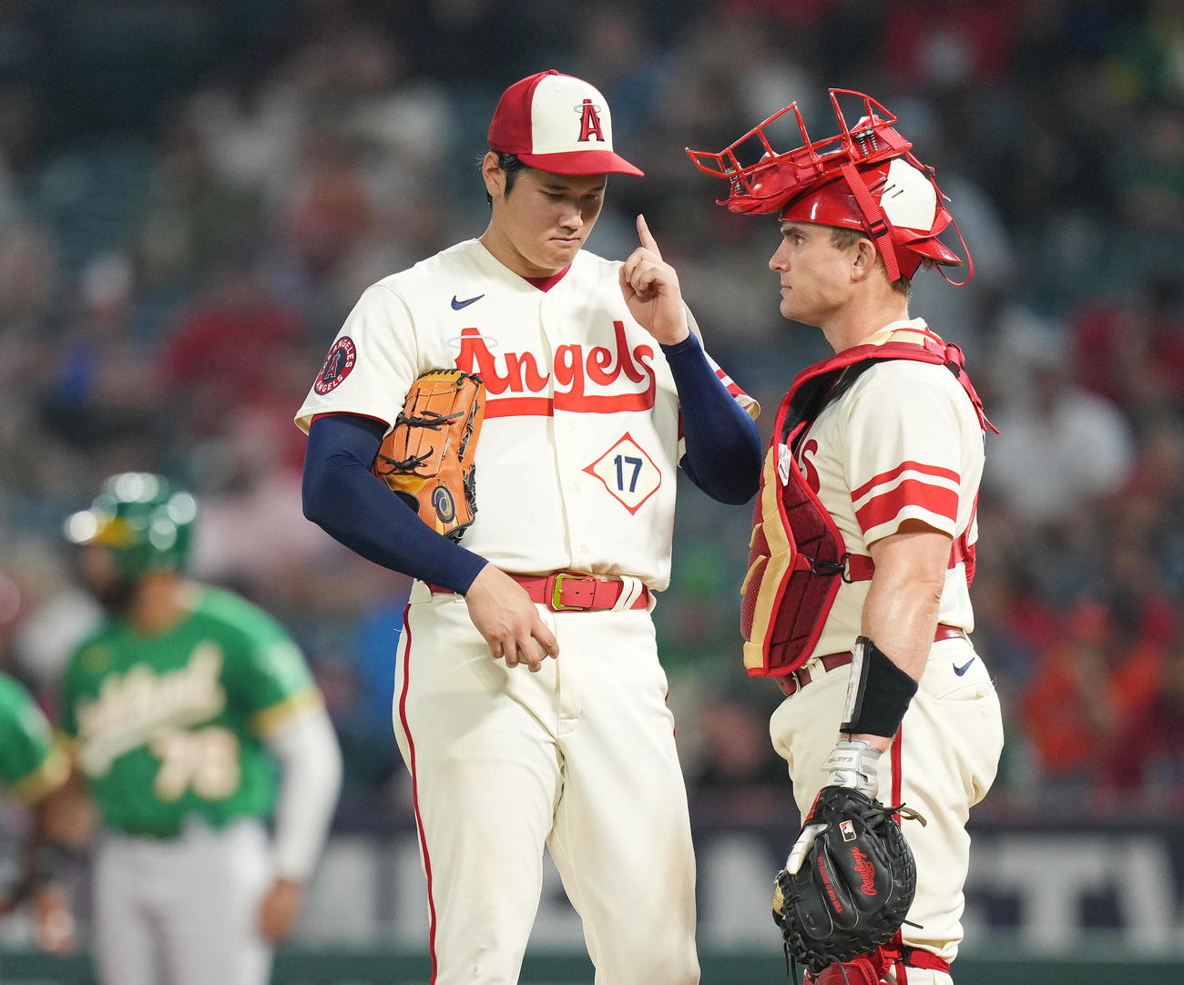 捕手スタッシ（右）と話す大谷（2022年9月29日撮影）