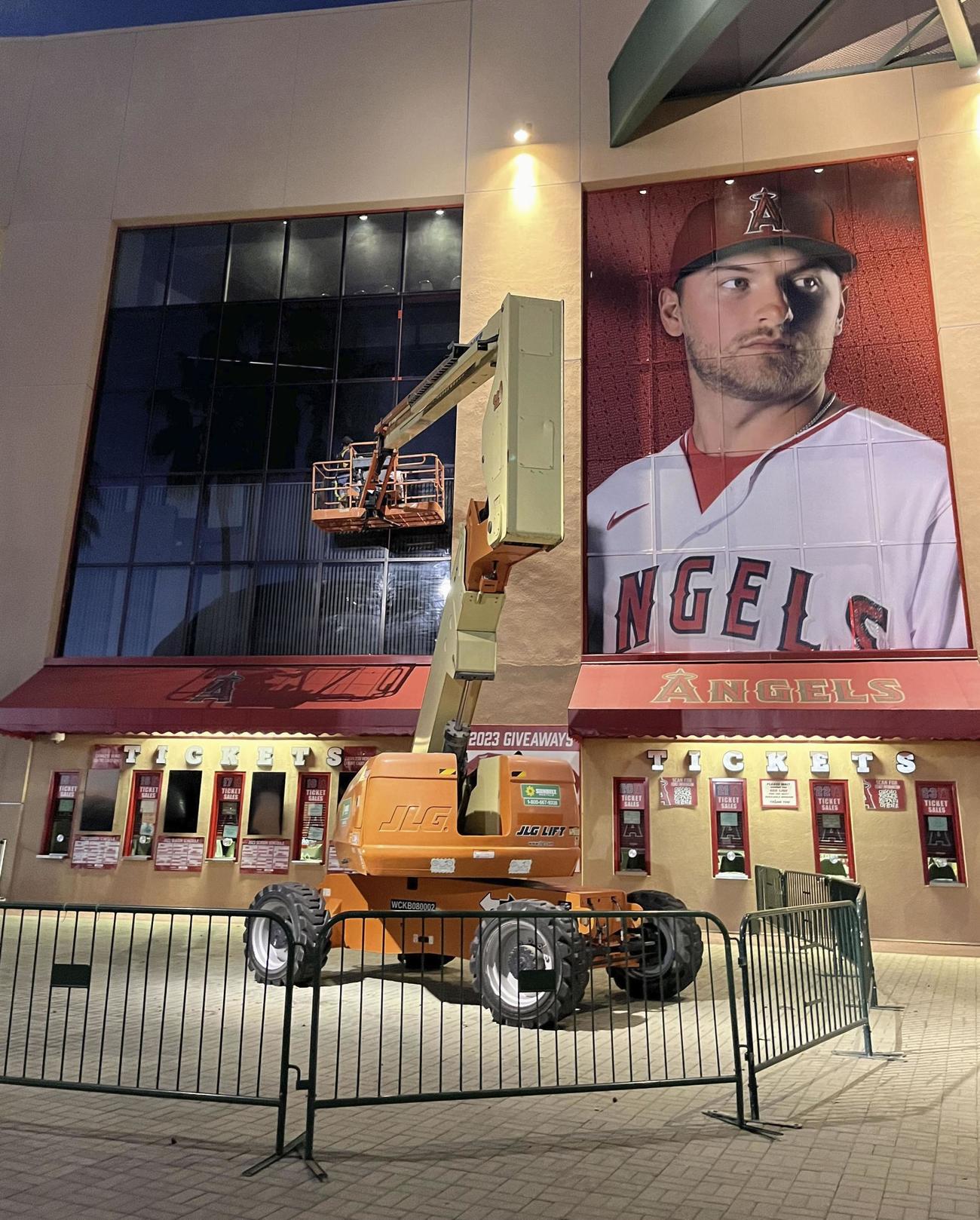 エンゼルスの本拠地球場のエンゼルスタジアム。飾られていた大谷翔平の写真（左部分）は撤去された（共同）
