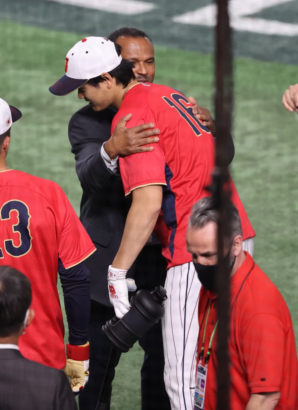 3月のWBCで大谷とハグであいさつするホセ・モタさん（本人提供）