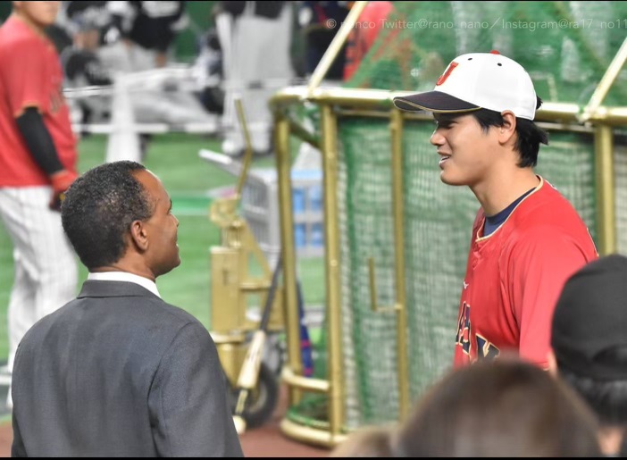 3月のWBCで大谷と会話を交わすホセ・モタさん（本人提供）