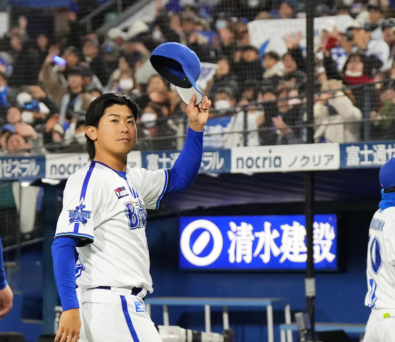 ファンに手を振る今永（23年12月3日撮影）