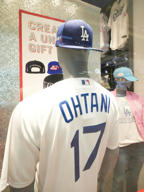 OHTANI 17」ユニホームがドジャースグッズショップに登場 日本語で書 