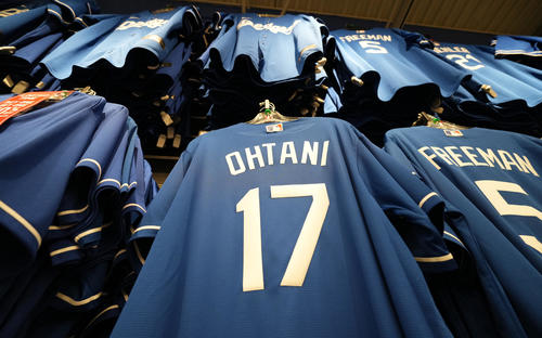 OHTANI 17」ユニホームがドジャースグッズショップに登場 日本語で書