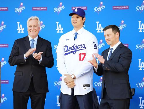 ドジャース入団会見でウォルターオーナー（左）、フリードマン編成本部長（右）と記念写真に納まる大谷（撮影・菅敏）