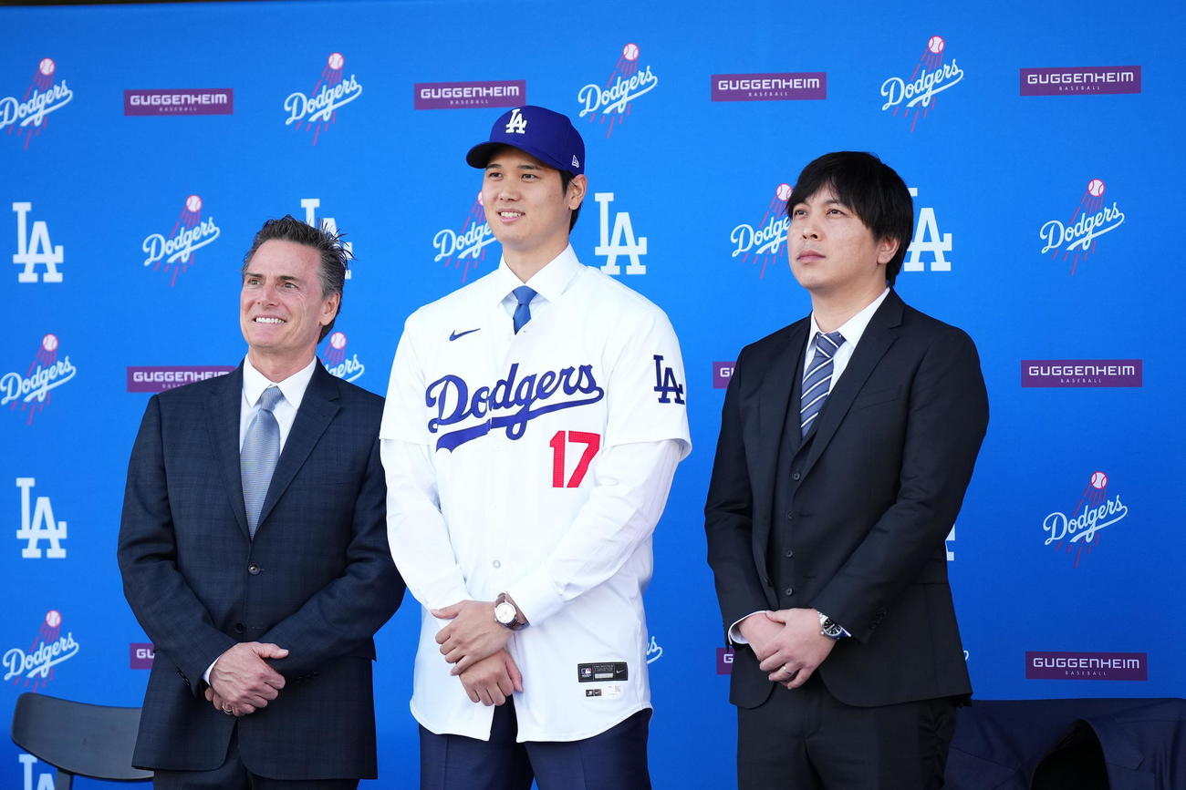 ドジャース入団会見で笑顔を見せる大谷。左は代理人のバレロ氏、右は水原通訳（撮影・菅敏）