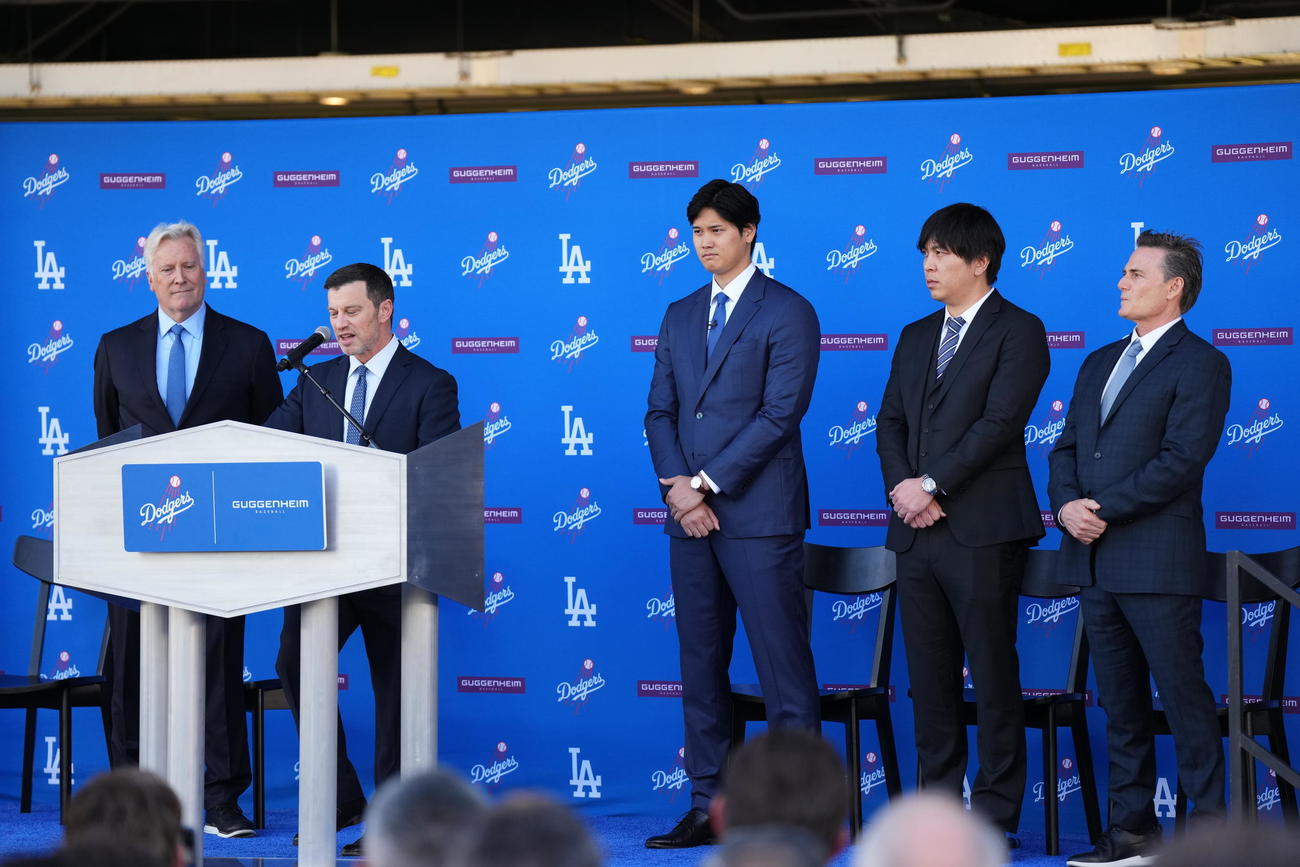 ドジャース入団会見に臨む大谷（右から3人目）（撮影・菅敏）