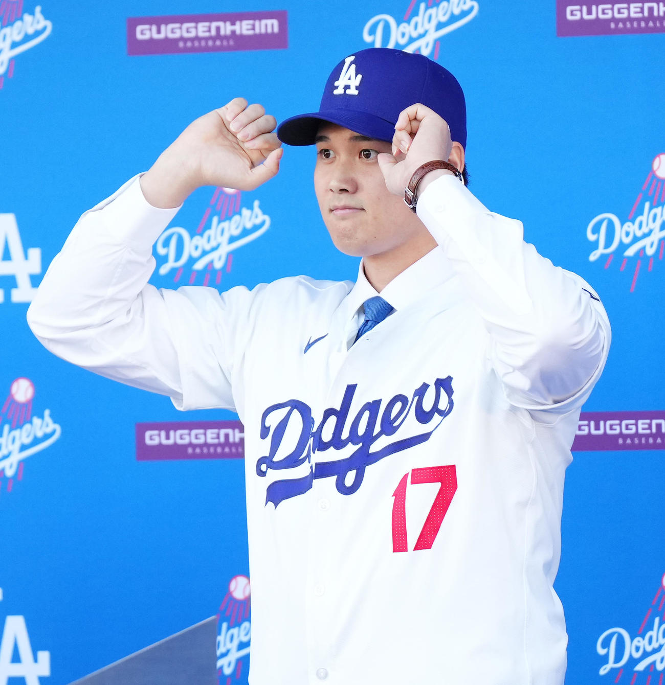 入団会見でユニホームに袖を通すドジャース大谷（撮影・菅敏）