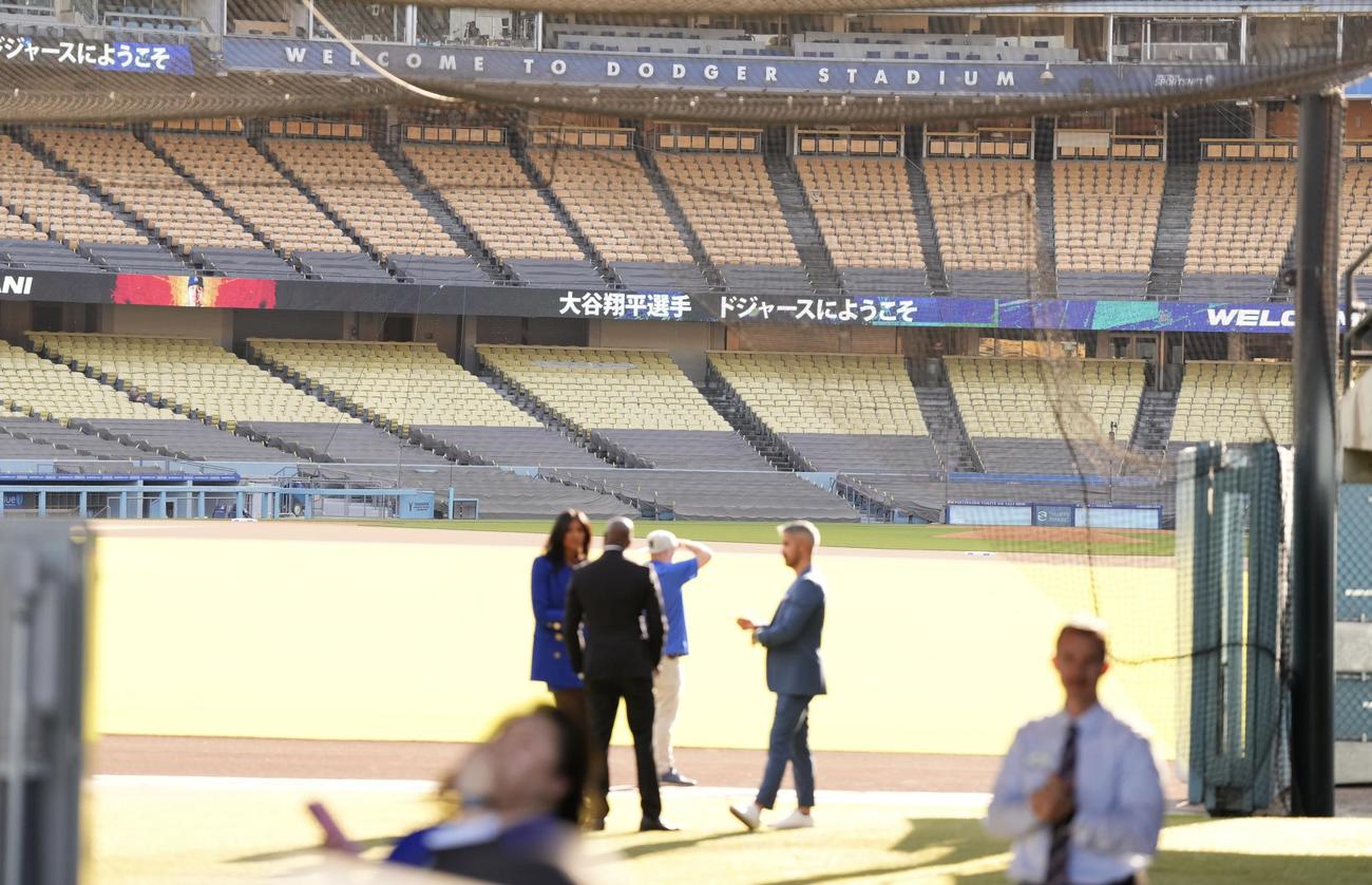 スタジアムに映し出された大谷入団を歓迎する日本語