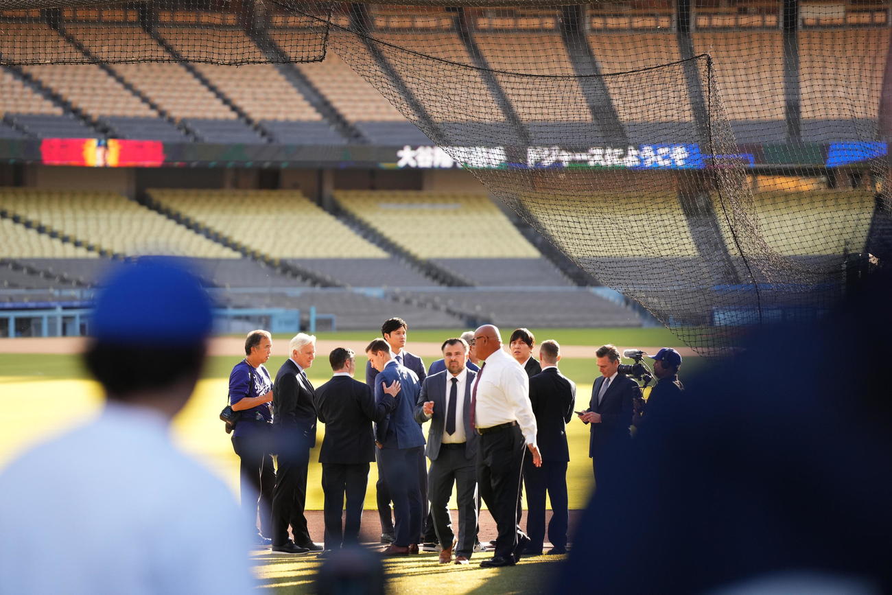 ドジャース入団会見を前に待機する大谷翔平ら関係者（撮影・菅敏）