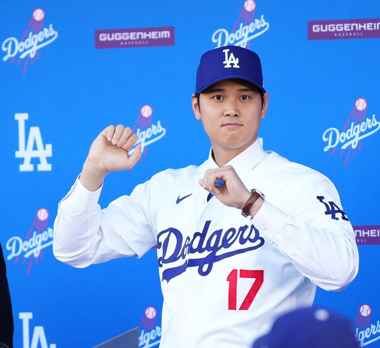 入団会見でユニホームに袖を通すドジャース大谷（撮影・菅敏）