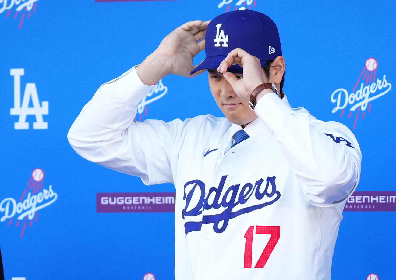入団会見でユニホームに袖を通すドジャース大谷（撮影・菅敏）