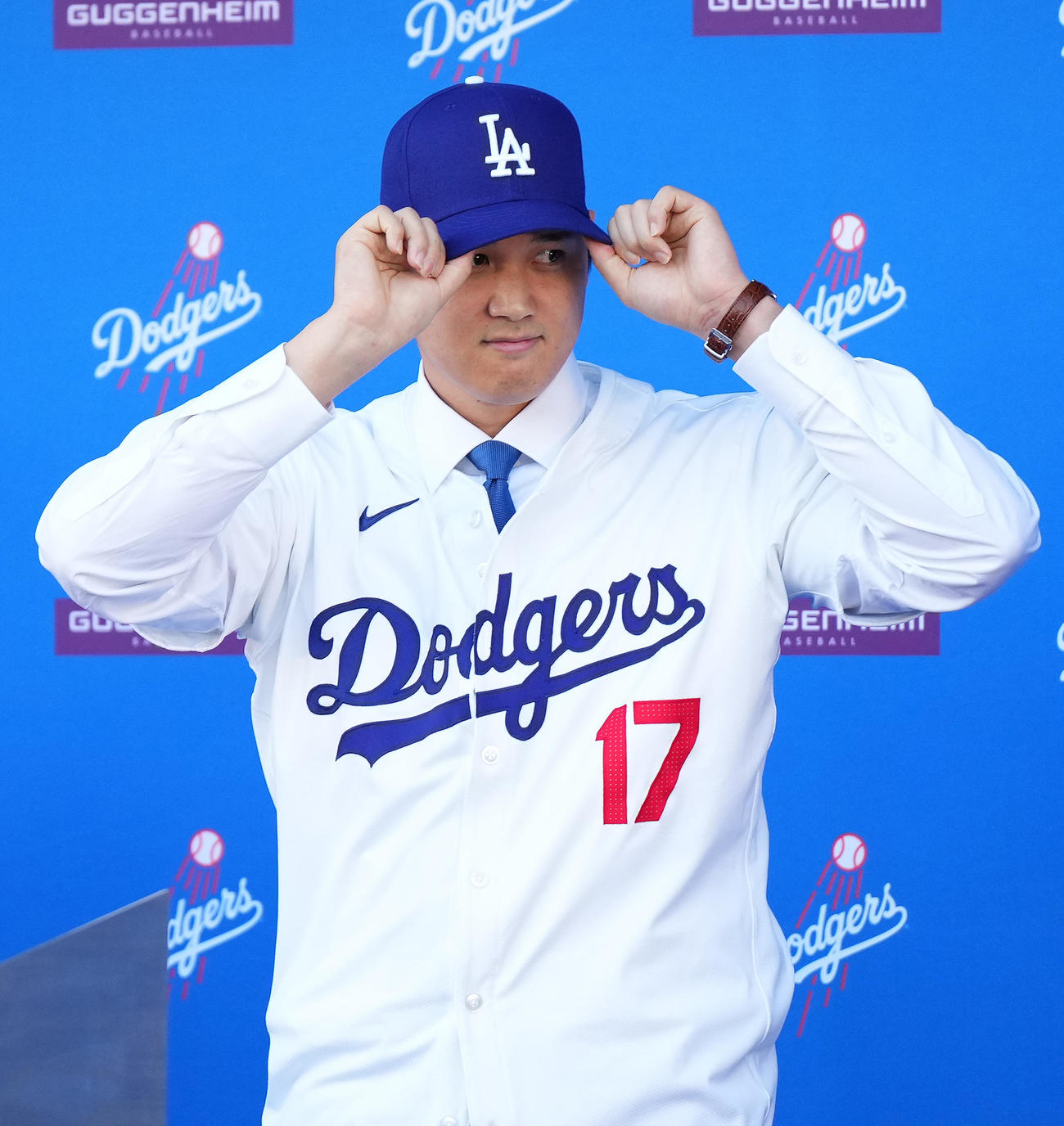 入団会見でユニホームに袖を通すドジャース大谷（撮影・菅敏）
