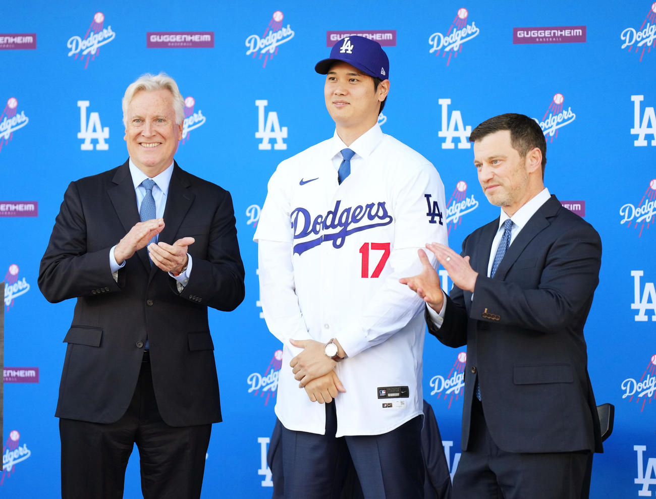 ドジャース入団会見でウォルターオーナー（左）、フリードマン編成本部長（右）と記念写真に納まる大谷（撮影・菅敏）