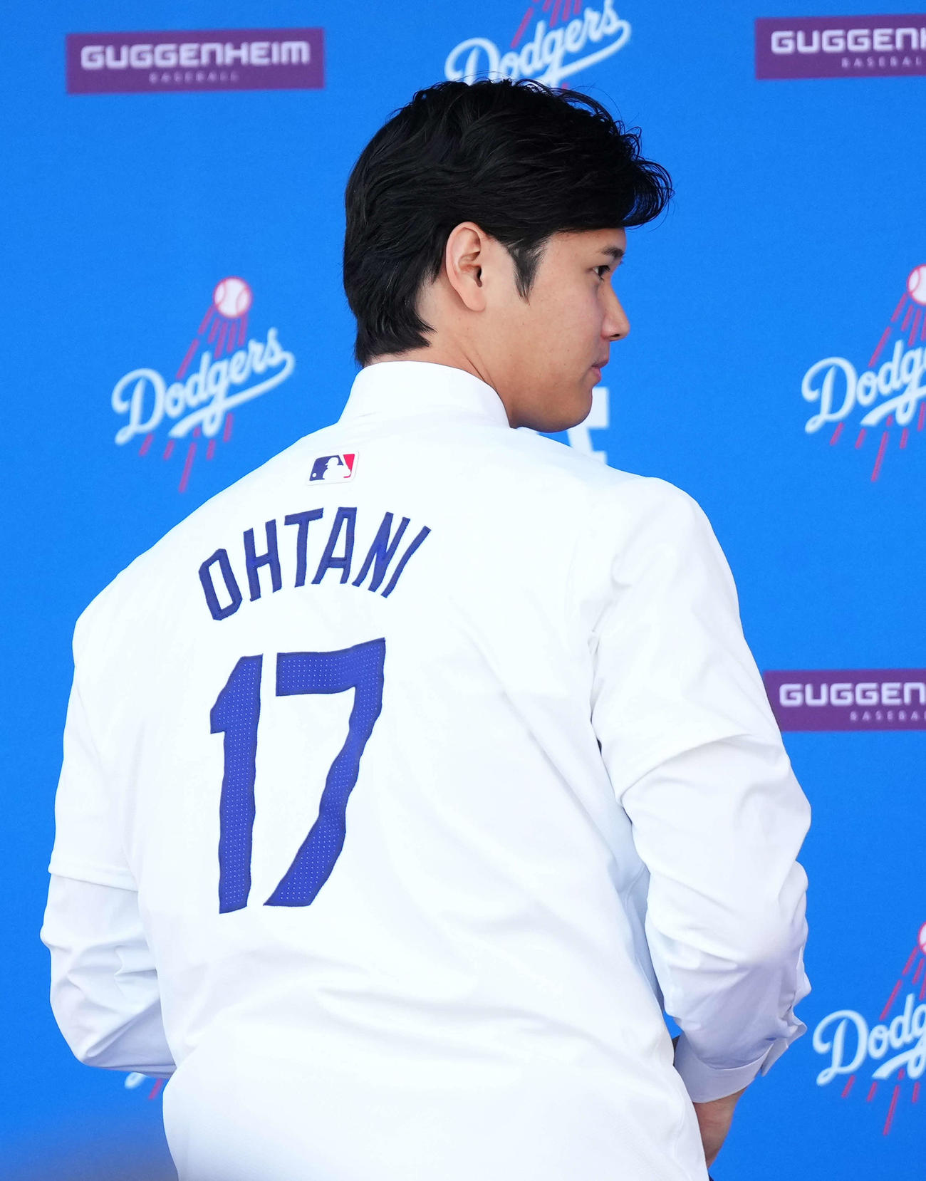 23年12月14日　背番号17のドジャースのユニホームに袖を通した大谷翔平（撮影・菅敏）