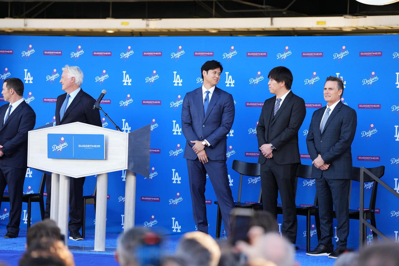 ドジャース入団会見に臨む大谷（右から3人目）（撮影・菅敏）