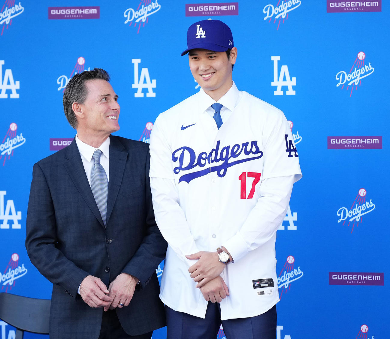 ドジャース入団会見でバレロ代理人（左）と記念写真に納まる大谷（撮影・菅敏）