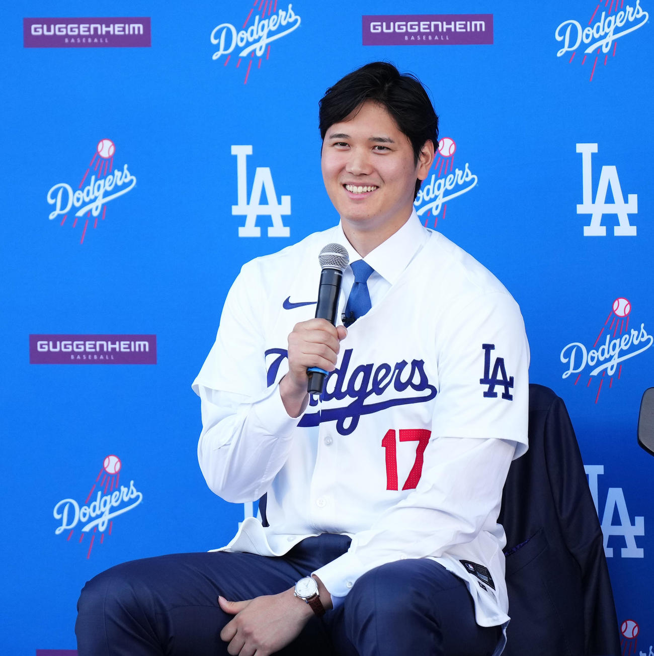 ドジャース入団会見でユニホームに袖を通し、記者の質問に答える大谷（撮影・菅敏）