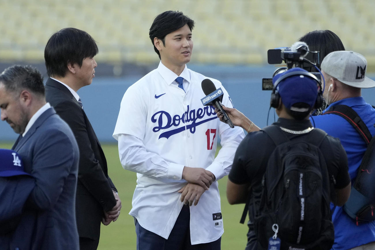 ドジャースタジアムのグラウンドでインタビューを受ける大谷翔平（AP)