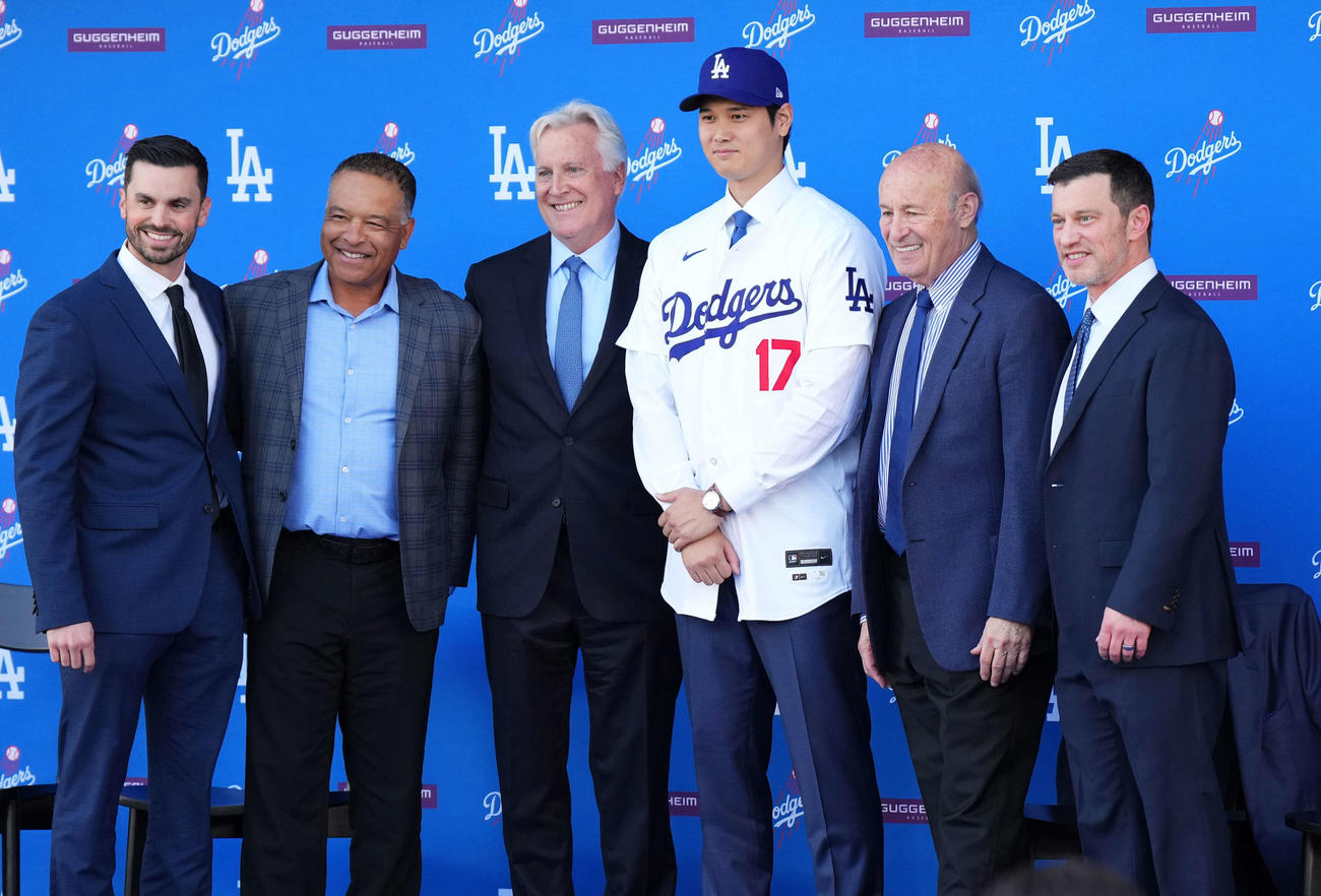 ドジャース入団会見で記念撮影に臨む、左からゴームズGM、ロバーツ監督、ウォルターオーナー、大谷、カステン球団社長、代理人のバレロ氏（撮影・菅敏）