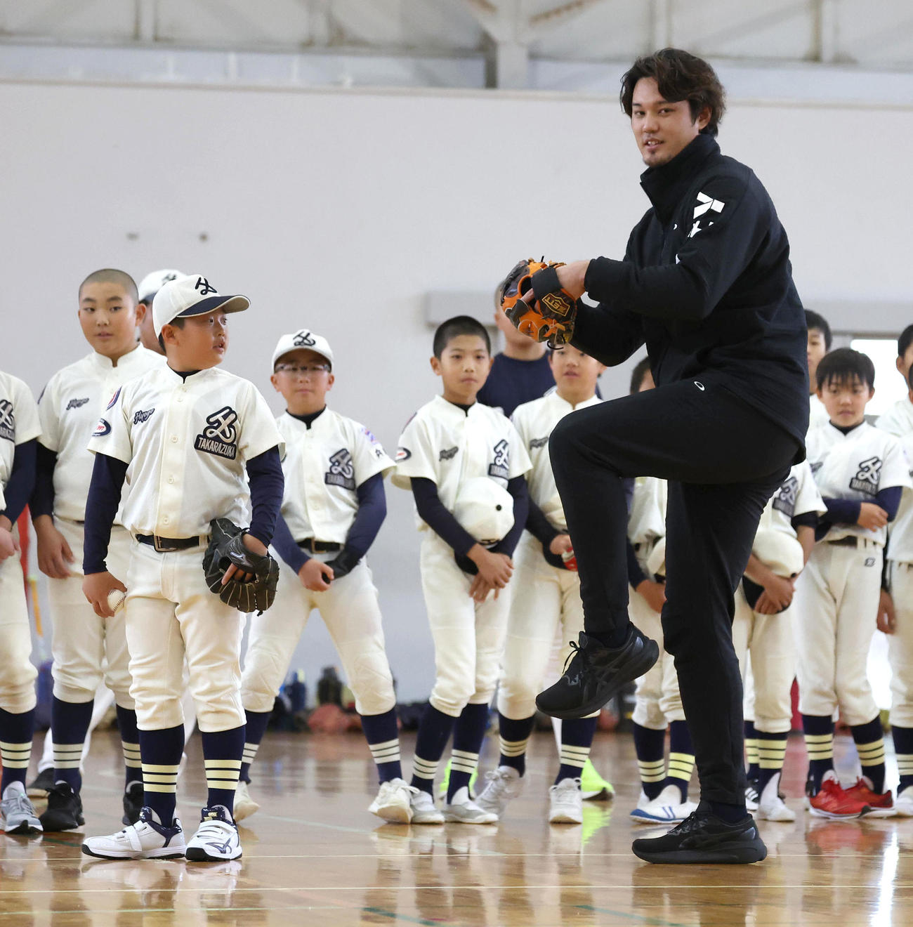 野球教室でピッチング指導する藤浪（撮影・白石智彦）
