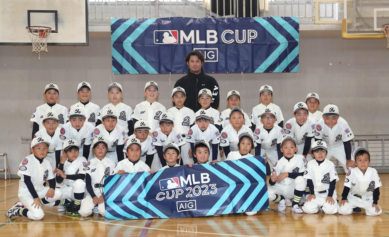 野球教室を終え宝塚リトルリーグの子供たちと記念写真に納まる藤浪（撮影・白石智彦）